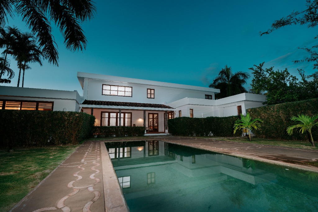 Fachada Nocturna & Piscina - Villa Vista Mar, Iluminación de Diseño